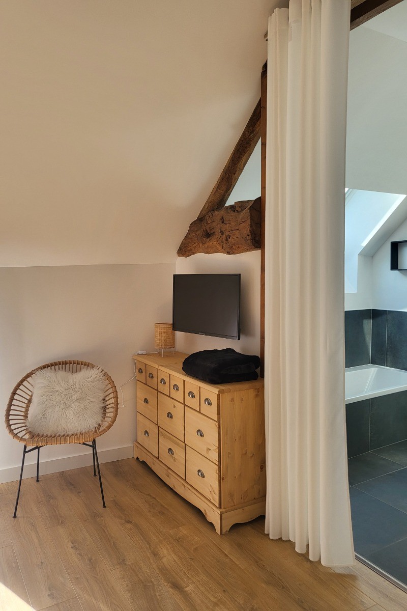 Chambre 1 pour deux personnes avec TV et sa grande salle de bain double vasques (baignoire et douche) et WC séparés. Possibilité d'un couchage d'appoint.