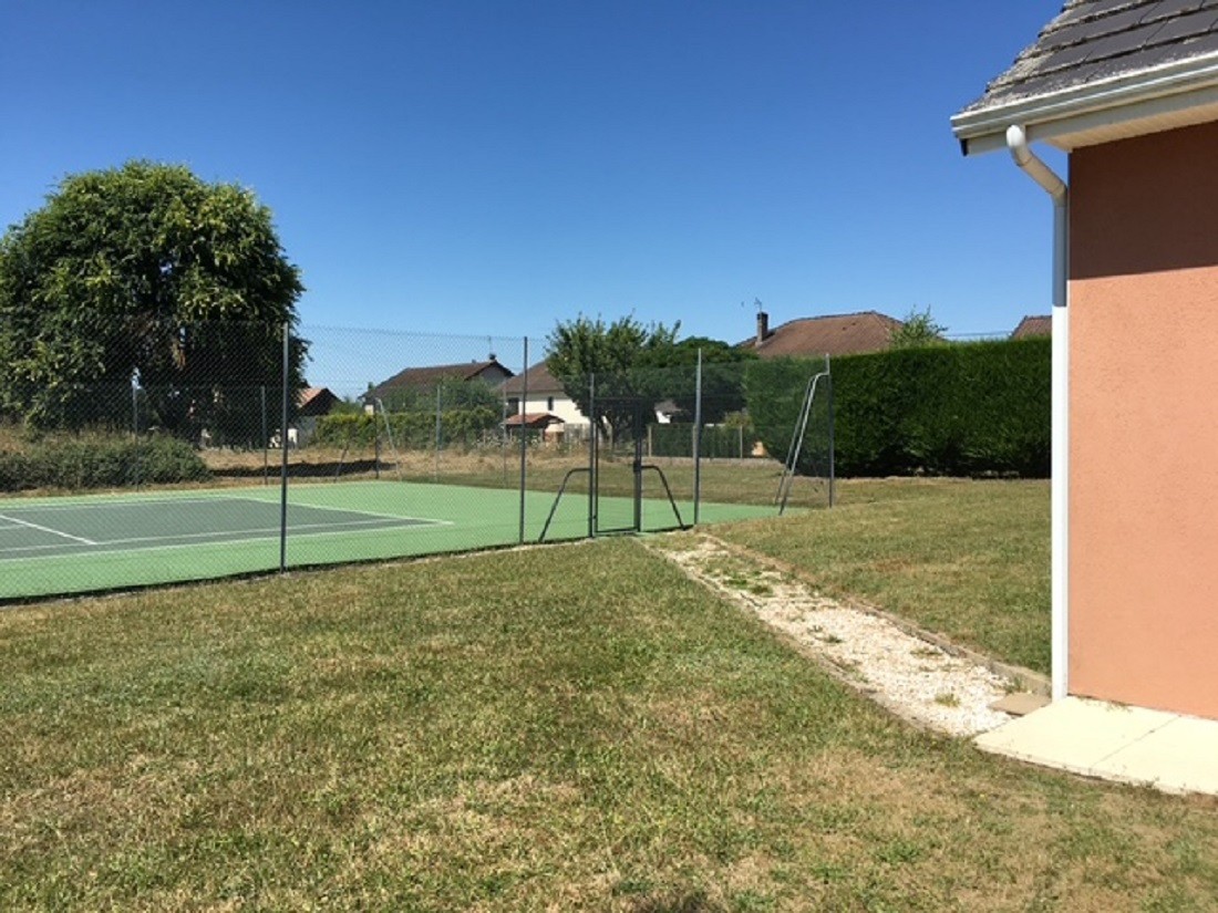 Gîte des Chaussades (avec piscine et tennis), Gouzon, Creuse - Le terrain de tennis