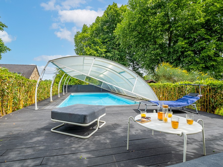 Nombreux équipements de loisirs à disposition dans le parc de 1,5 hectares (commun aux autres voyageurs) : trampoline, piscine chauffée de mai à septembre, balançoires, table de ping-pong, terrain de pétanque.