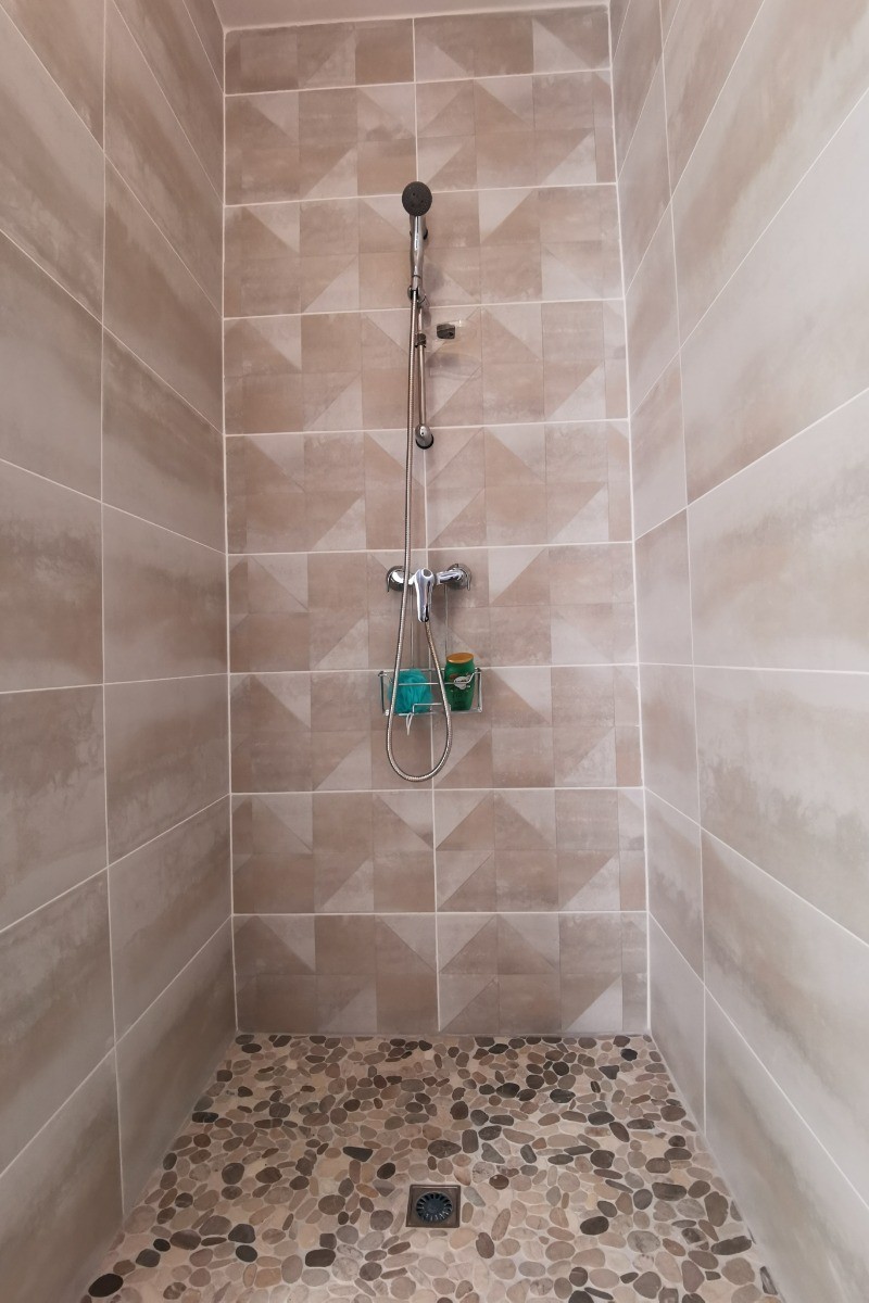 Douche dans la salle d'eau privative de la chambre 1 - Maison de plain-pied équipée PMR - Location de vacances - Ploudalmézeau - Maison Roscaroc Aubertin