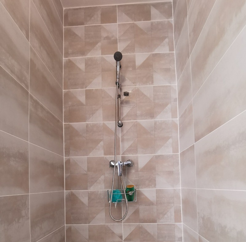 Douche dans la salle d'eau privative de la chambre 1 - Maison de plain-pied équipée PMR - Location de vacances - Ploudalmézeau - Maison Roscaroc Aubertin