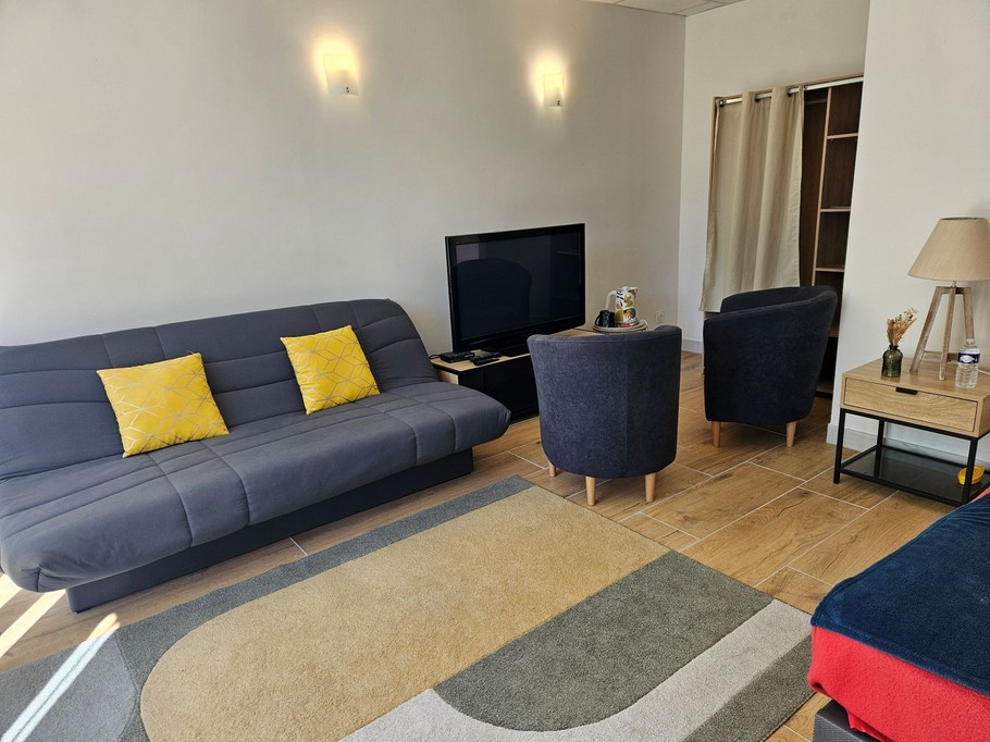 30 m² ground floor Ibiza room with 160 cm bed and sofa bed, private shower room and toilet Les Ormes de Belluire in Charente maritime near Jonzac and Pons