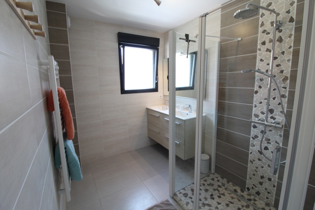 Salle d'eau avec douche italienne - Appartement "Blanc Bois" à Gérardmer