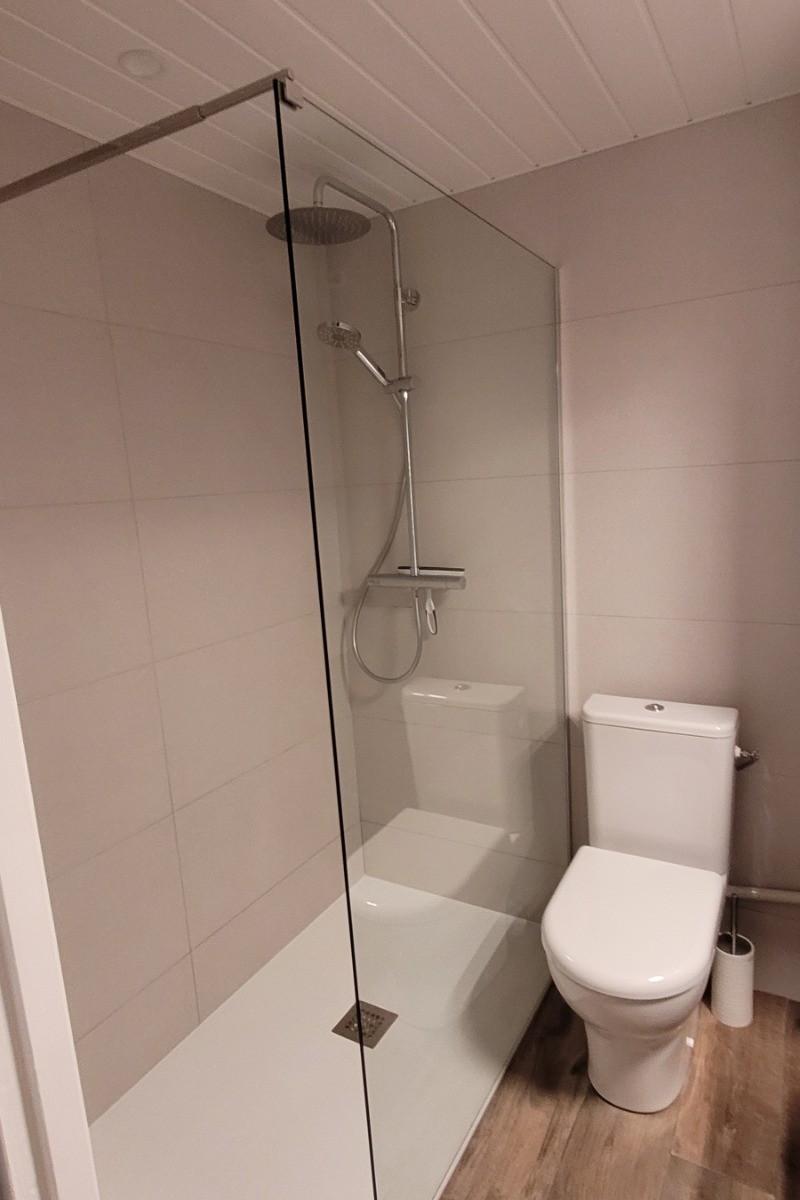 Salle de bain avec douche à l'italienne