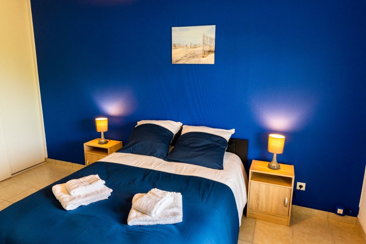 chambre avec lit de 140 cms, lit fait à l'arrivée