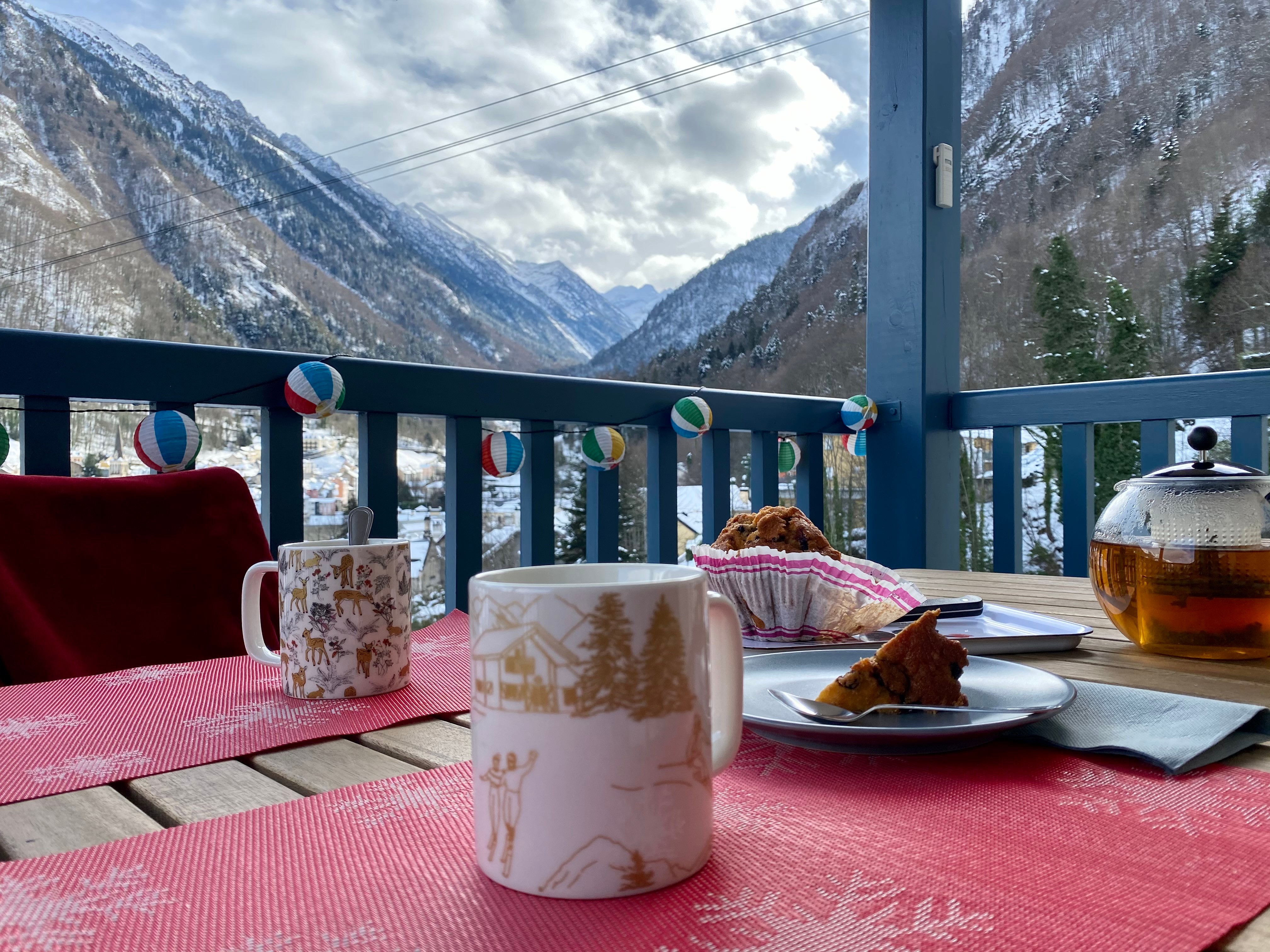 Après le ski, petit thé sur la terrasse avec la succulente tourte aux myrtilles de Chez Gillou !