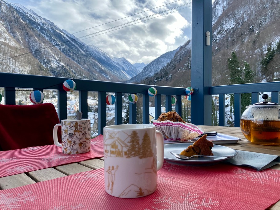 Après le ski, petit thé sur la terrasse avec la succulente tourte aux myrtilles de Chez Gillou !