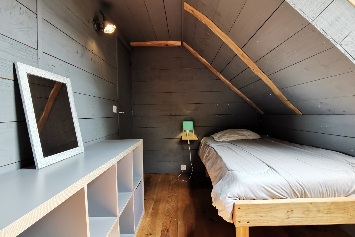 First floor: Bedroom 2 - 2 single beds