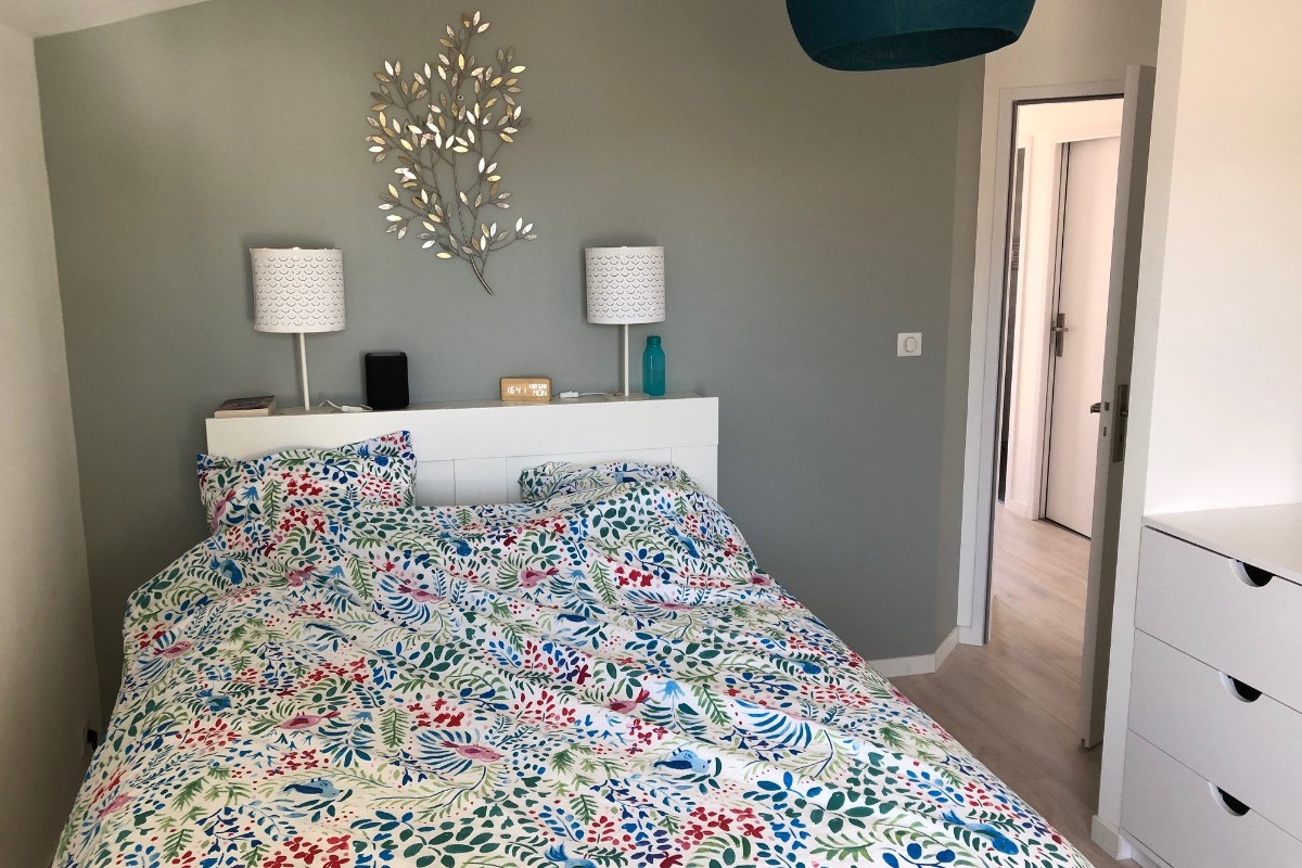 Chambre à l'étage avec un lit en 140