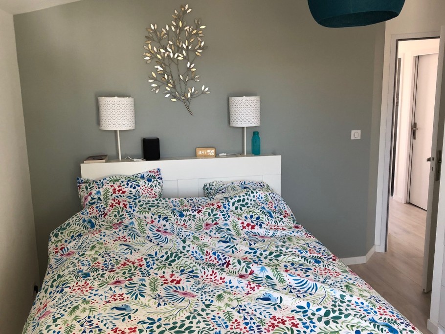 Chambre à l'étage avec un lit en 140