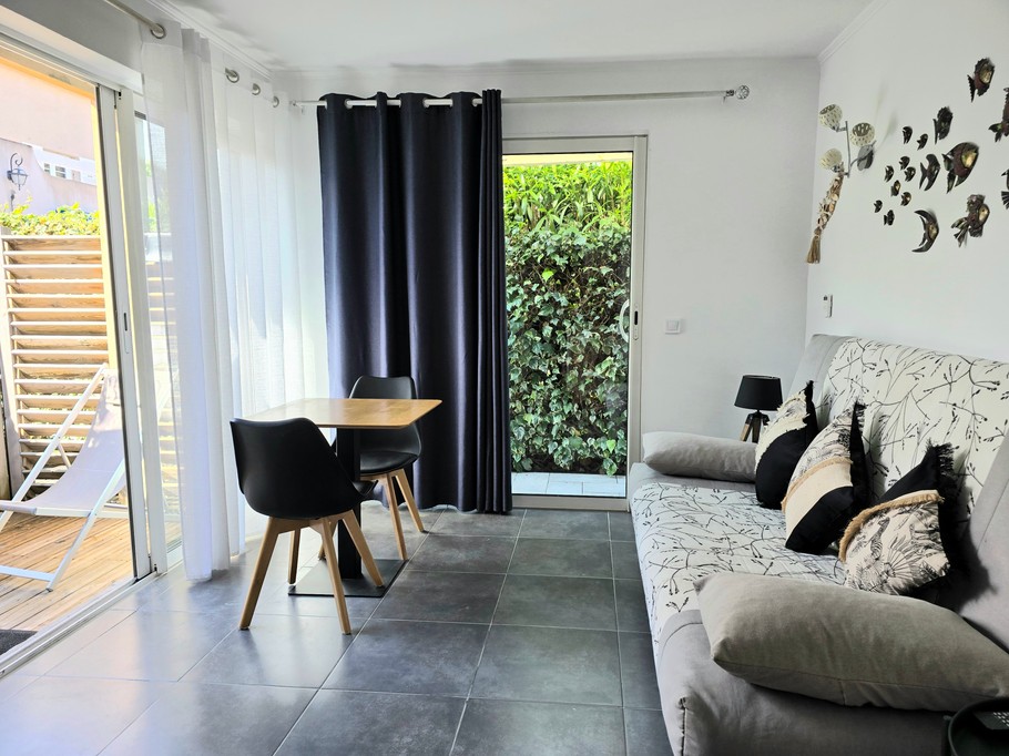 Salon lumineux avec espace extérieur privé.