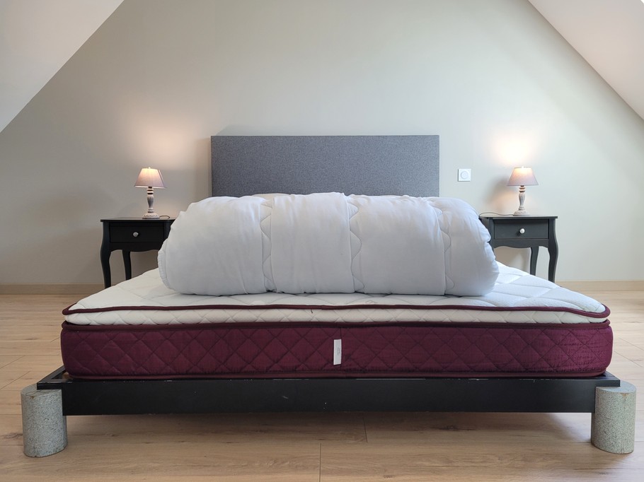 Location Ty Kermaudez, Clévacances, Paimpol, Chambre lit 160 étage gauche