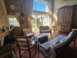 With views over the garden, the large, bright 31 m² living room with its fireplace and adjoining dining room where you can enjoy a meal for 6