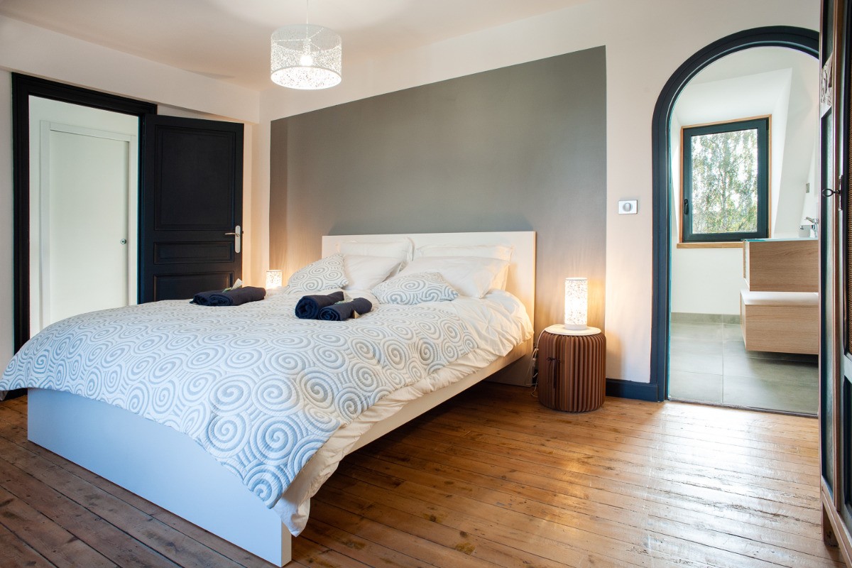 Ti Laouen, Clévacances, 2nd floor master suite with en-suite shower room