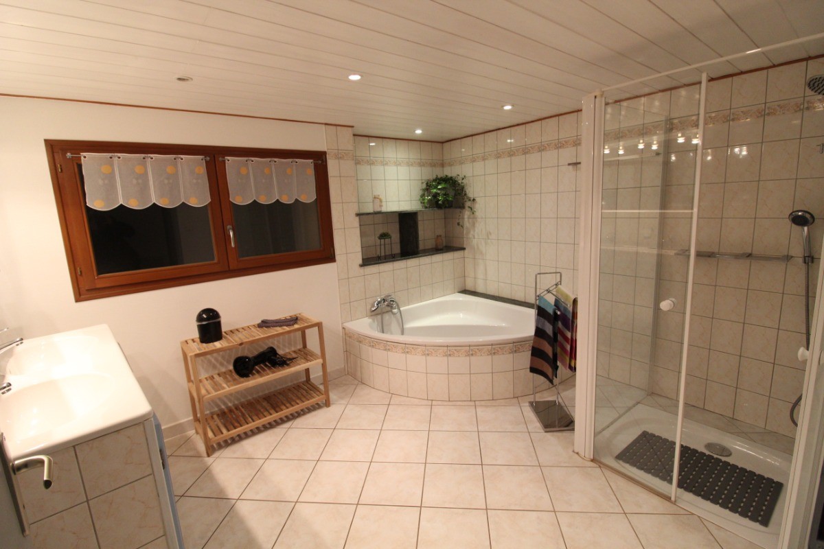 Grande salle de bains avec douche et baignoire - Gîte des Cucherons