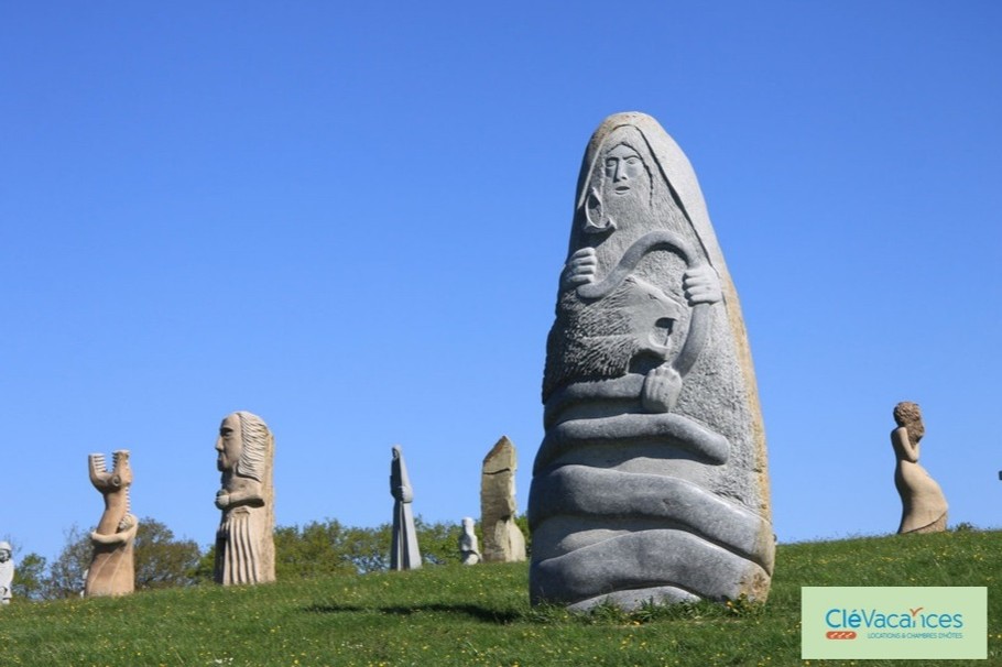 Clévacances, La Vallée des Saints (Côtes d'Armor) à 64 kms