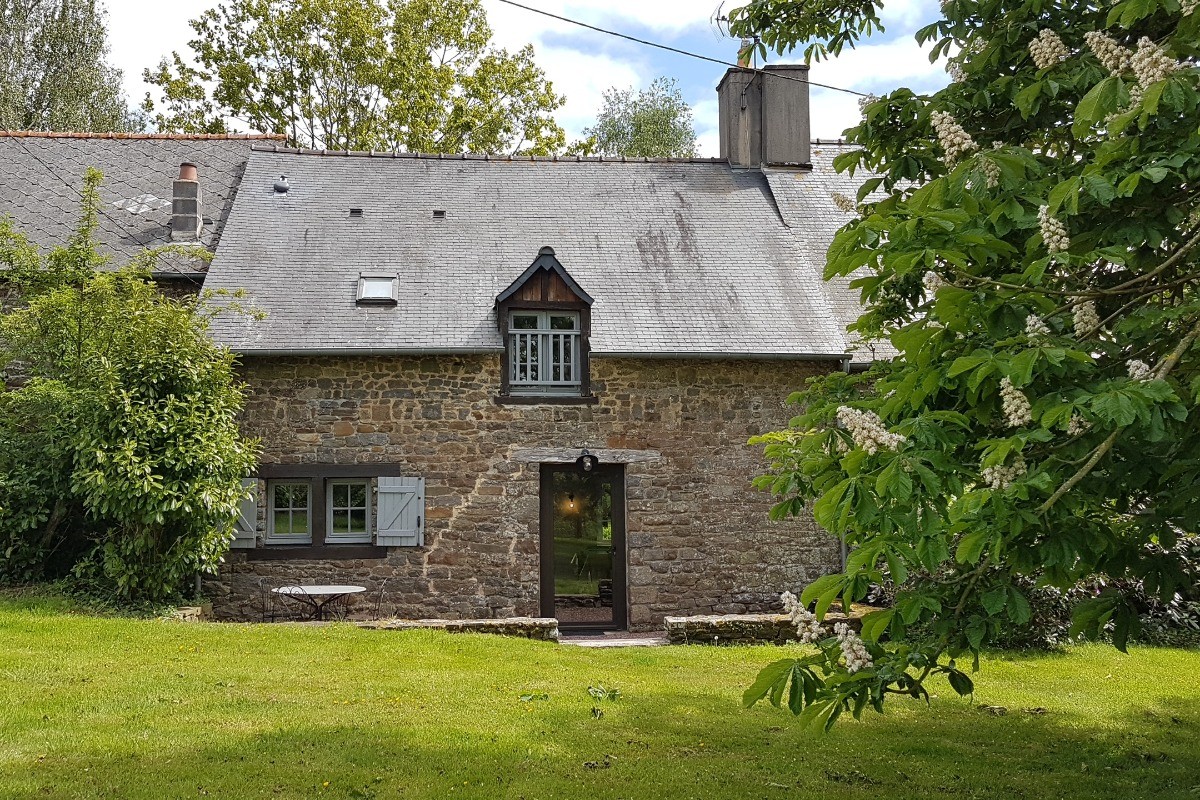 L'arrière du gîte, côté parc avec sa terrasse  - Le cellier d'Halouze