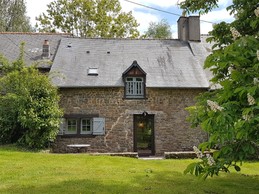 L'arrière du gîte, côté parc avec sa terrasse - Le cellier d'Halouze