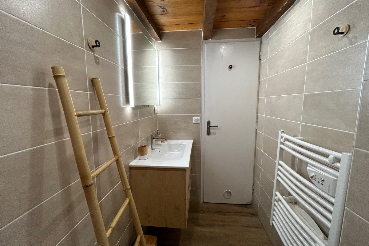 Salle de bains avec sèche-serviettes