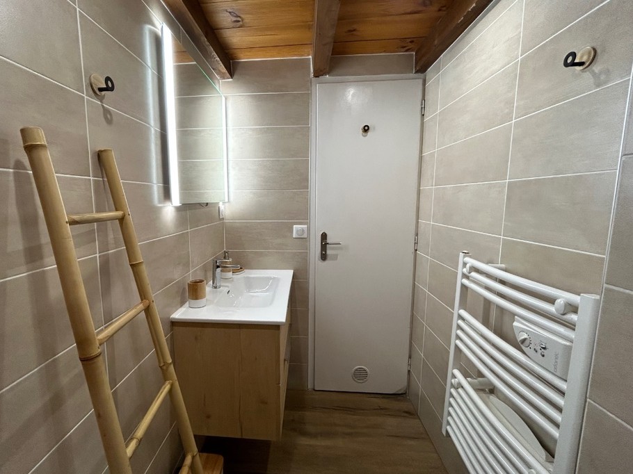 Salle de bains avec sèche-serviettes