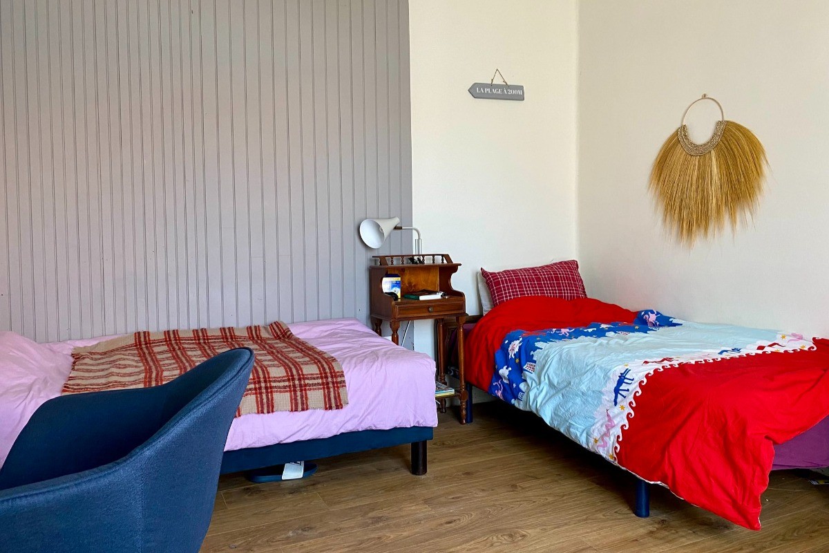 Chambre avec deux lits en 90