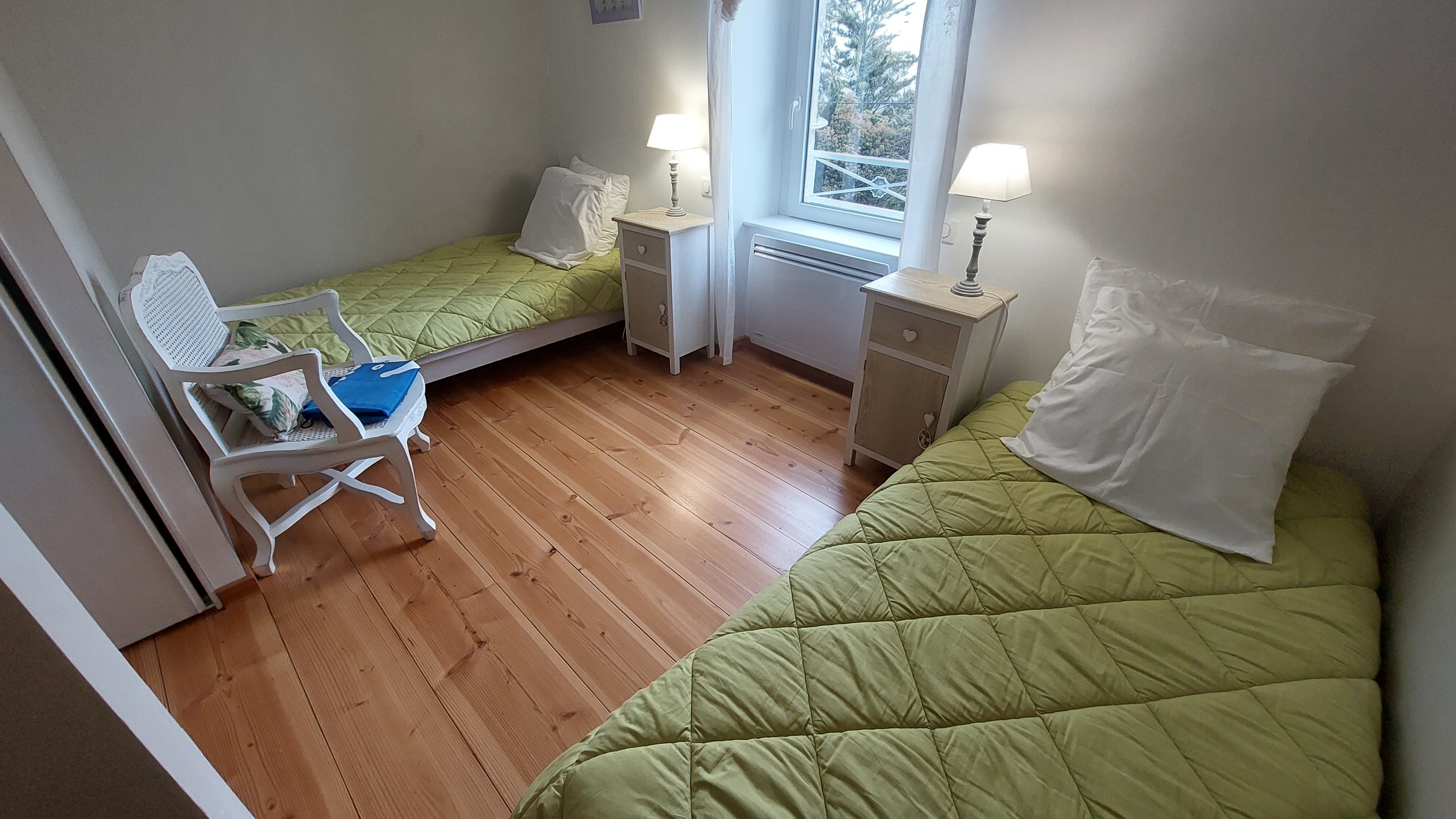 bright twin room wooden floor nature gîte Cantal