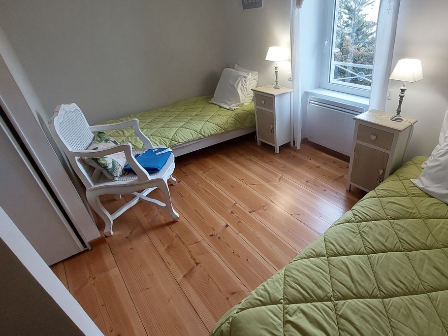 bright twin room wooden floor nature gîte Cantal