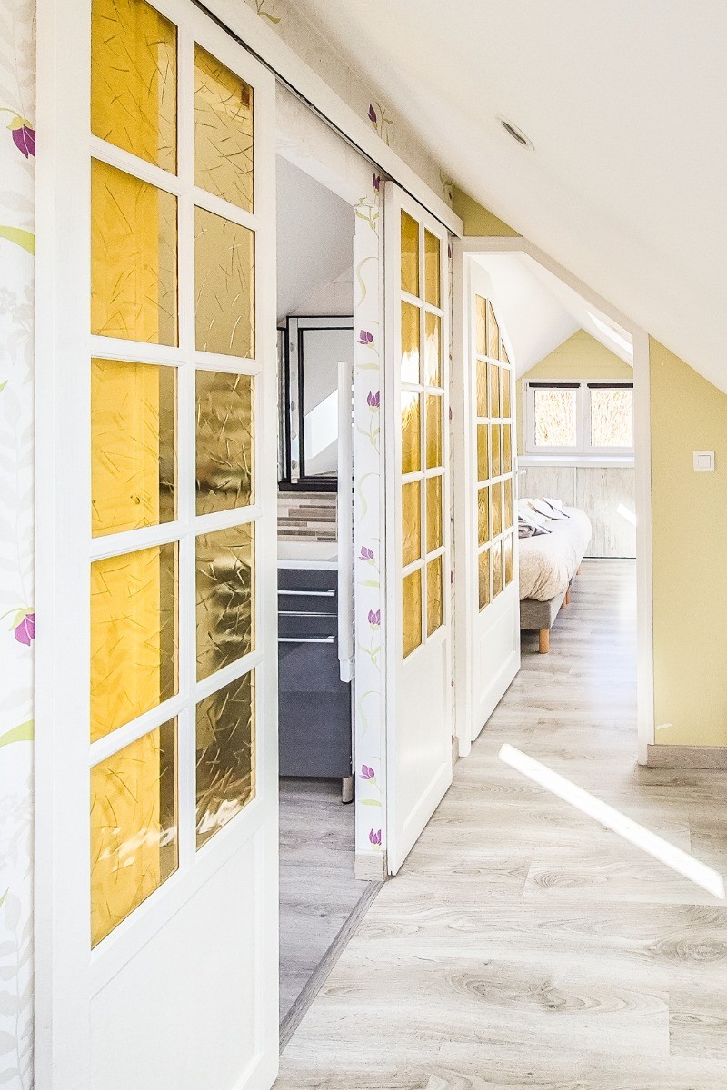le couloir de l'étage, desservant la chambre parentale et la salle de bains