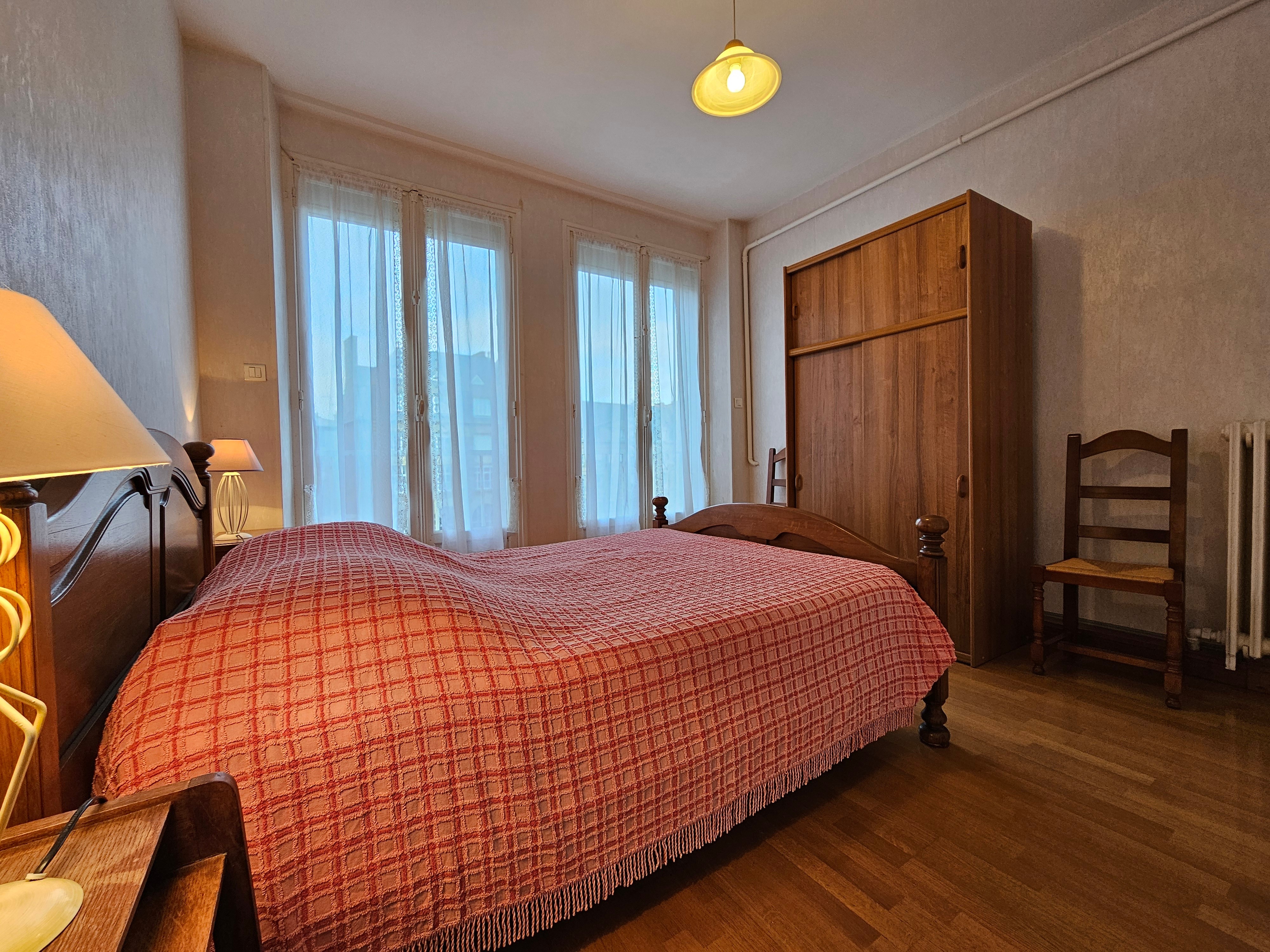 Chambre 1 avec un lit 140x190. Rangements