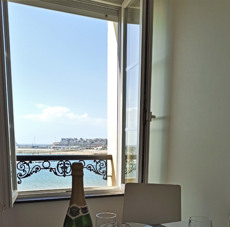 Accueil chaleureux et vue mer dans le séjour/salon.