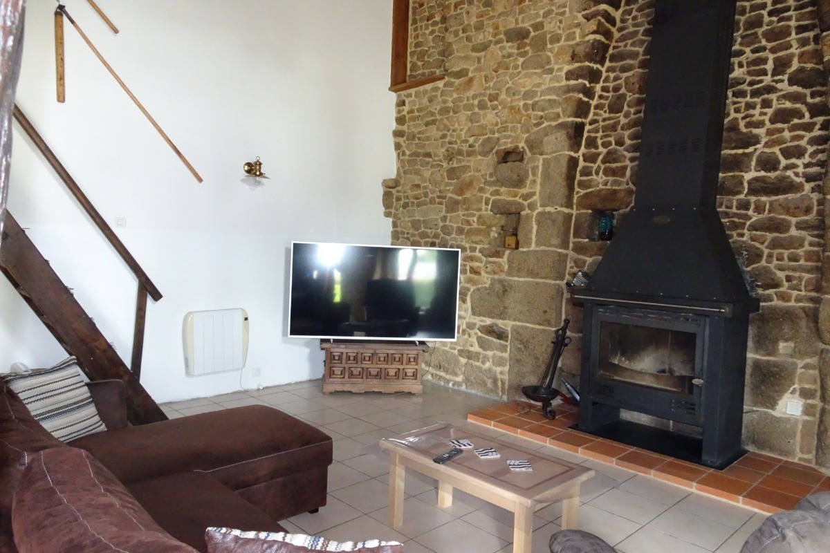 le salon et sa cheminée de 4.50m de haut