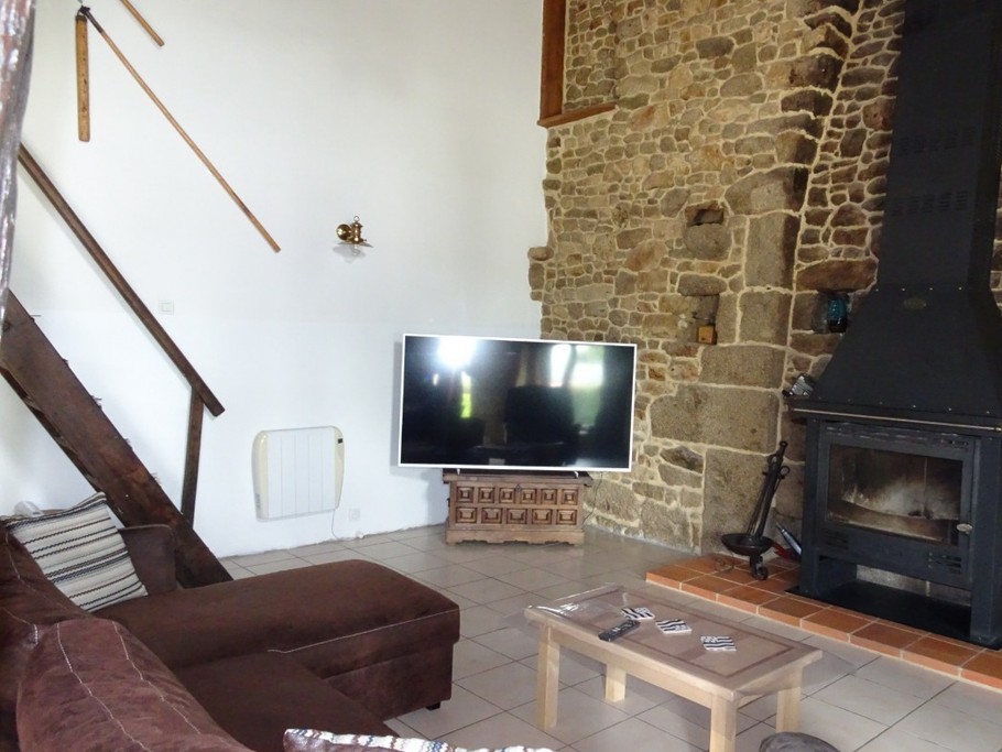 le salon et sa cheminée de 4.50m de haut