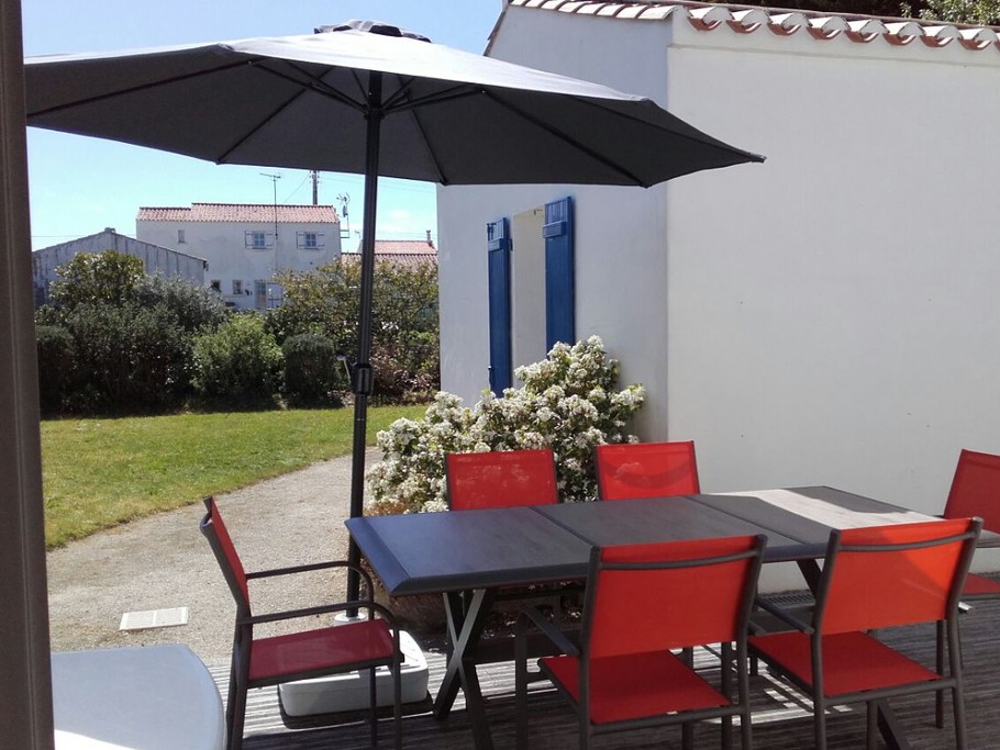 Terrasse plein sud avec son nouveau salon de jardin