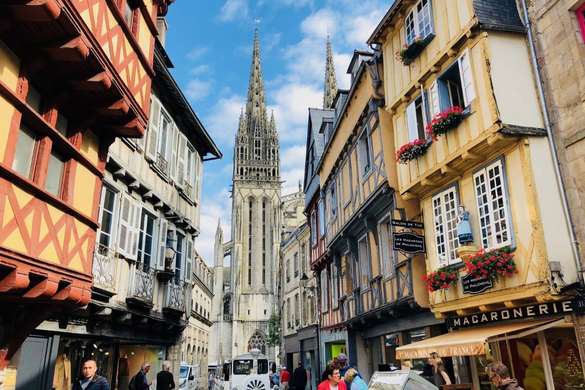 Centre ville de Quimper et ses maisons à colombage et sa cathédrale