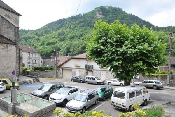 Parking Eglise Notre Dame très proche vue sur le fort Saint André