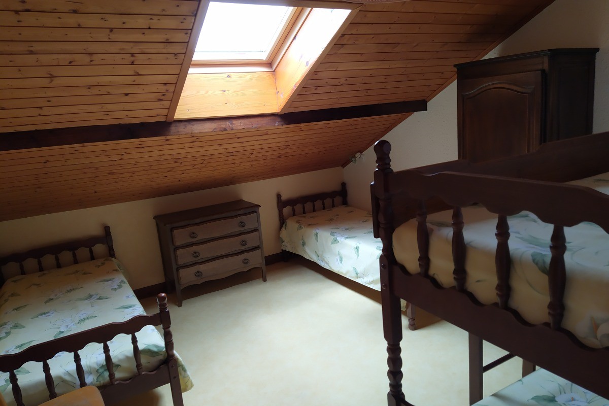 Chambre avec 4 lits 1 personne