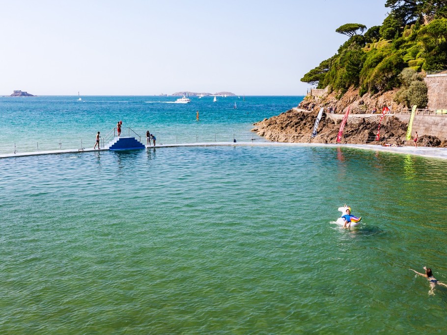 Piscine d'eau de mer à Dinard.
Crédits photos : CRTB - L'oeil-de-Paco