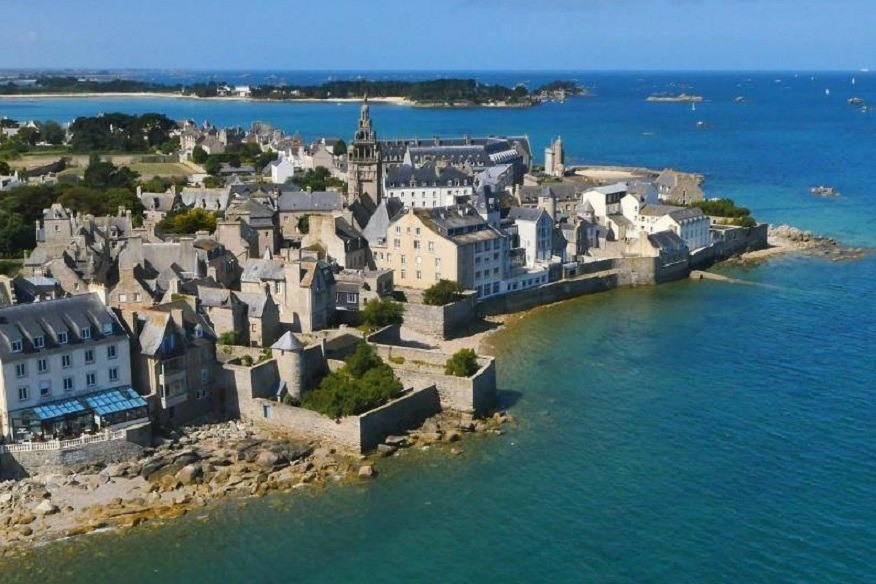 La petite citée de caractère de Roscoff avec l'Ile de Batz en arrière plan