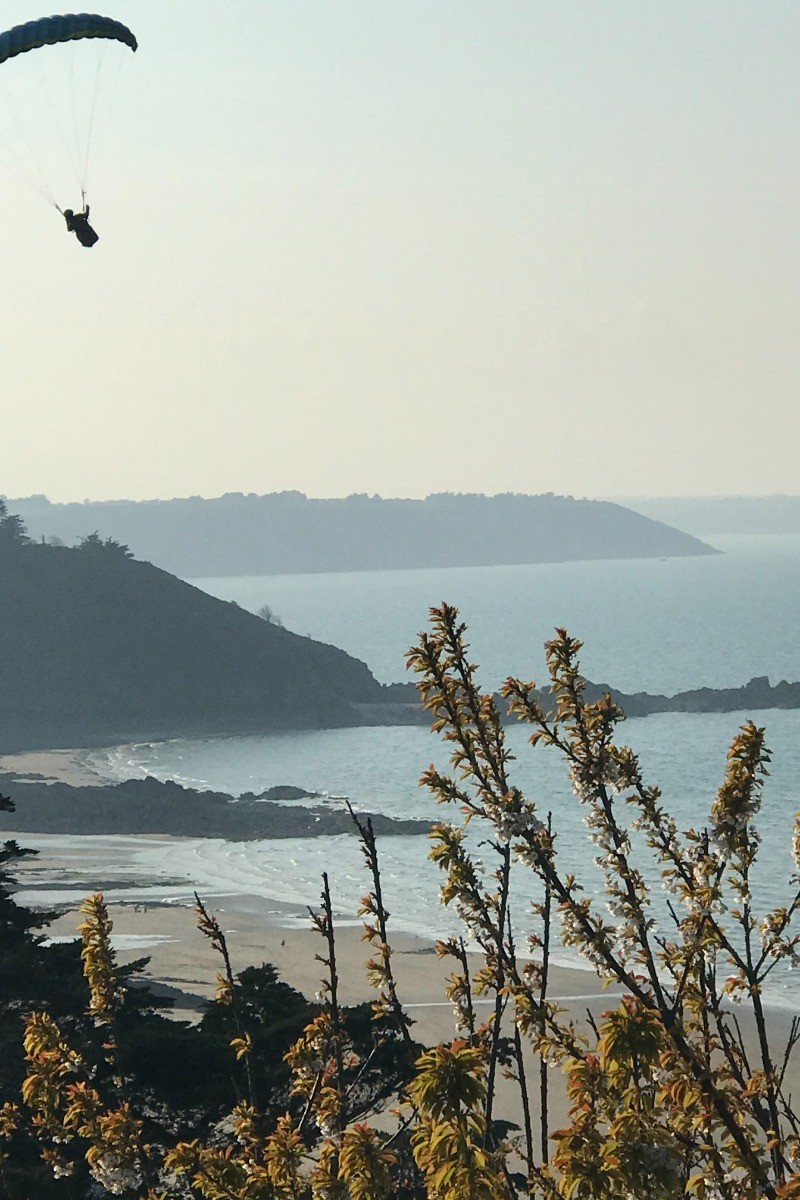 Vue sur Marti Plage du sentier de randonnée- Apt. de charme 2 pers, vue mer - Plage des Rosaires à PLERIN - COTES D'ARMOR ( BRETAGNE )