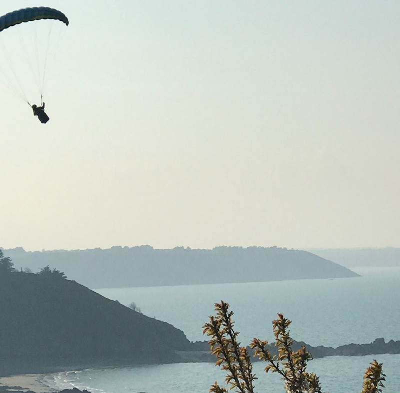 Vue sur Marti Plage du sentier de randonnée- Apt. de charme 2 pers, vue mer - Plage des Rosaires à PLERIN - COTES D'ARMOR ( BRETAGNE )