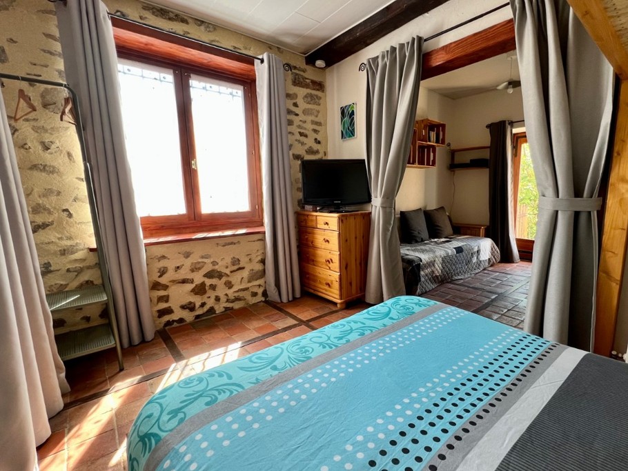 Chambre avec vue sur le salon