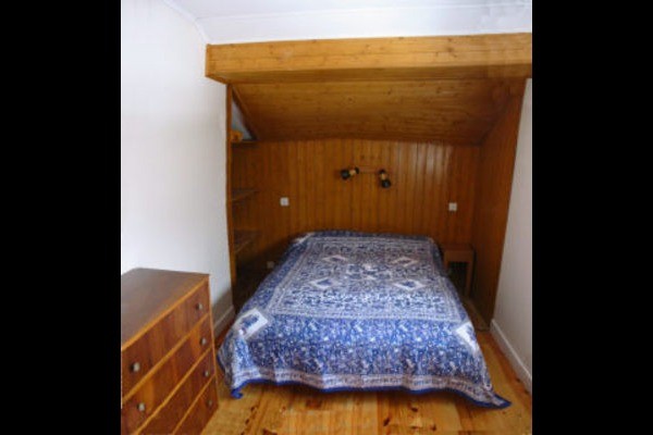 Chambre avec un lit double