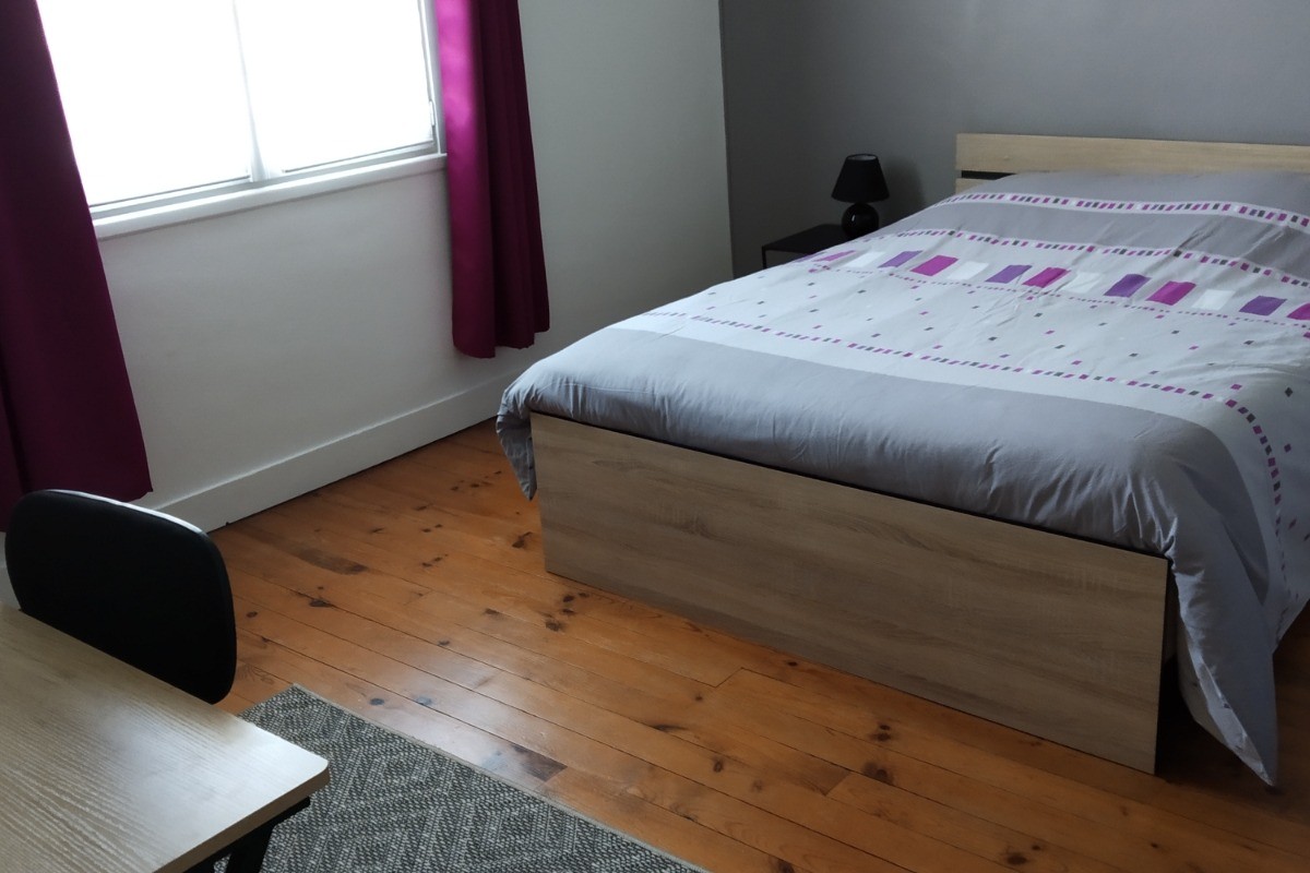 Chambre équipée d'un bureau avec chaise dactylo + dressing