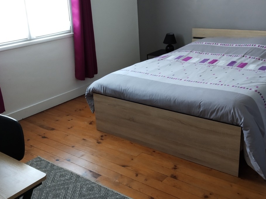 Chambre équipée d'un bureau avec chaise dactylo + dressing