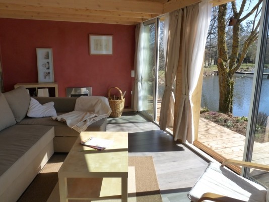 Le salon avec vue sur l'étang