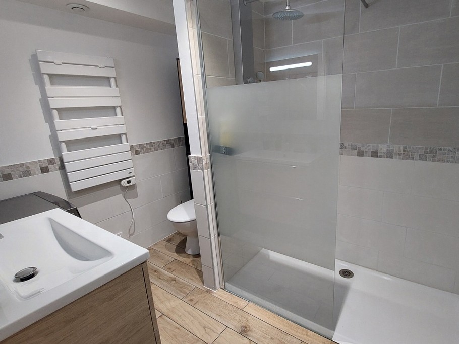 Salle d'eau moderne avec douche à l'italienne