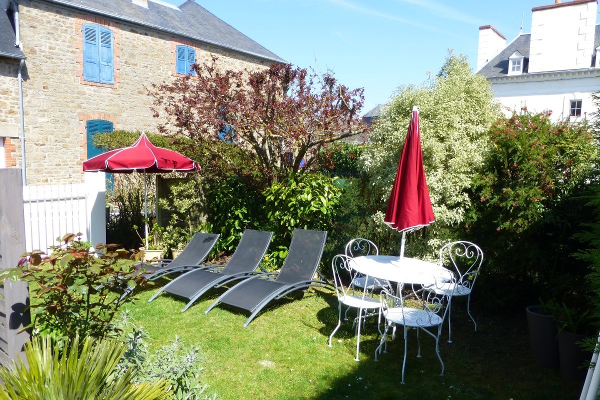 Enclosed garden (shared with another flat) with garden furniture, deckchairs and barbecue