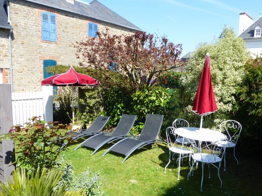 Enclosed garden (shared with another flat) with garden furniture, deckchairs and barbecue