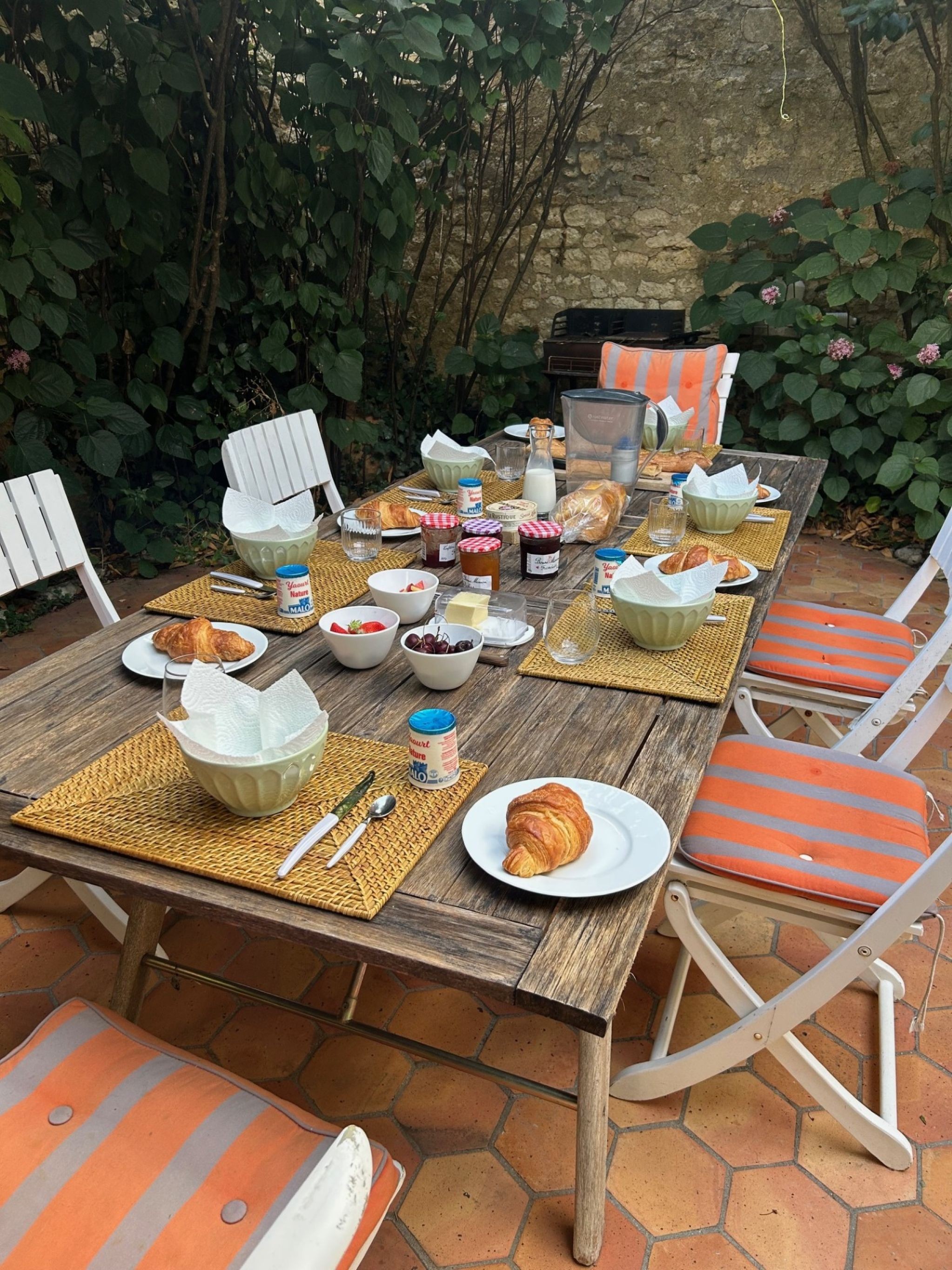 Petit déjeuner à l'extérieur aux beaux jours