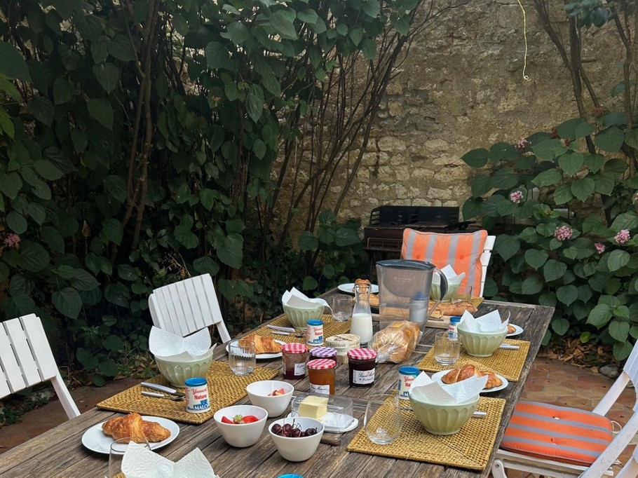Petit déjeuner à l'extérieur aux beaux jours